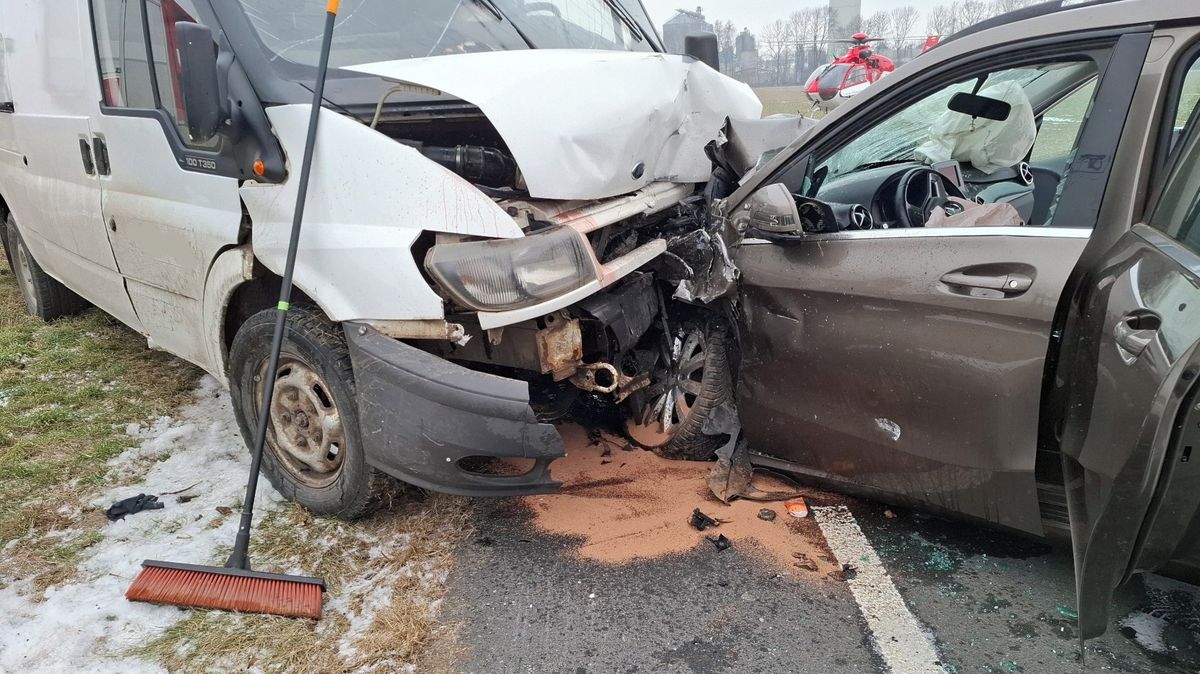 Při srážce dodávky s mercedesem na Olomoucku se zranili tři lidé